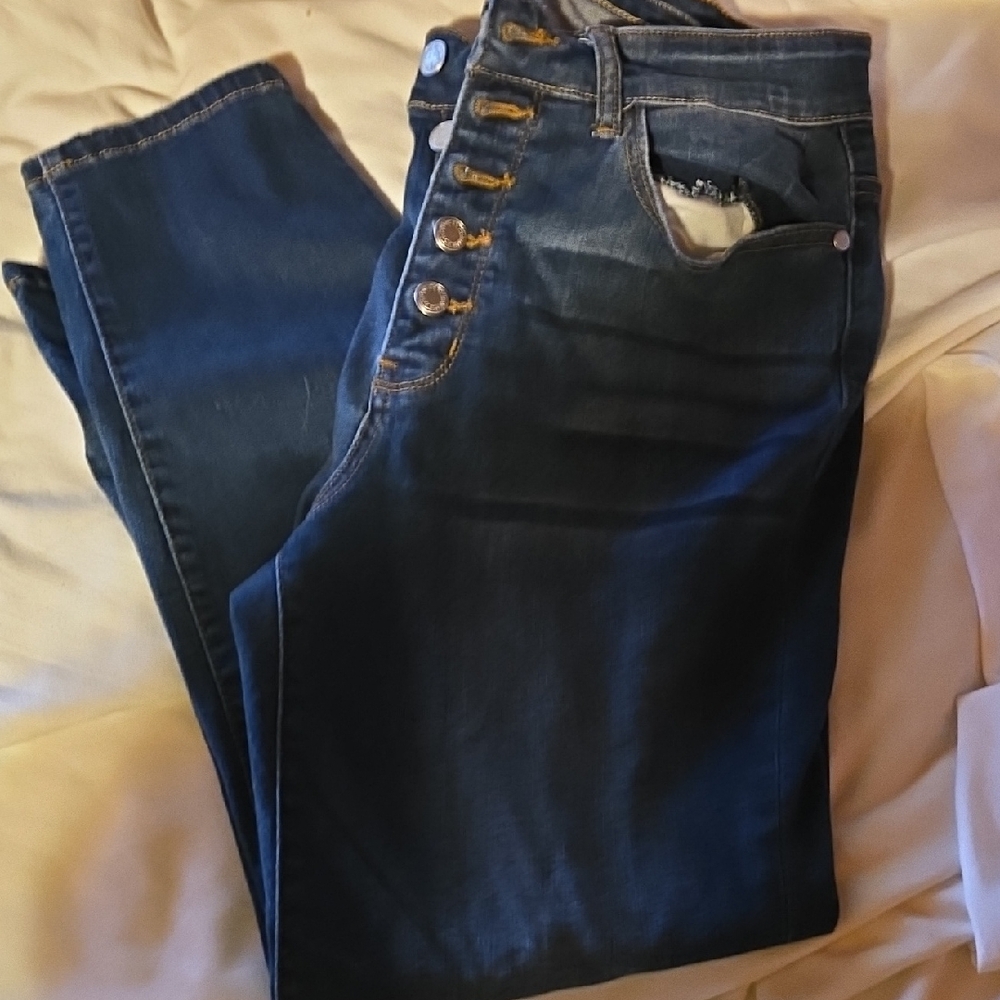 Judy Blue Boyfriend Jeans in Blue with Distressed Details